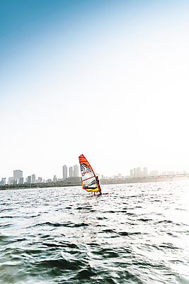 포토 JPG 주간 전신 남자 하늘 한명 성인 취미 야외 앞모습 30대 한국인 윈드서핑 수상스포츠 승차 한강 여름스포츠 윈드서퍼 윈드서핑보드 성인남자한명만 국내포토 자연요소 1 스포츠 뷰포인트 모션 서울 사람 동양인 장년 서퍼 랜드마크 남자한명만 성인남자만 파일형식 여름_계절
