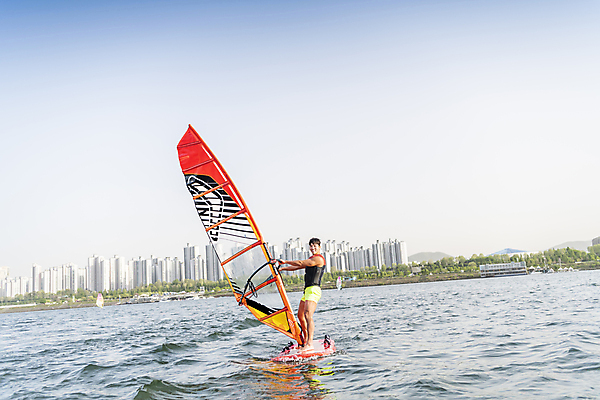 포토 JPG 주간 전신 남자 하늘 한명 성인 취미 야외 옆모습 30대 한국인 윈드서핑 수상스포츠 승차 한강 여름스포츠 윈드서퍼 윈드서핑보드 성인남자한명만 국내포토 자연요소 1 스포츠 뷰포인트 모션 서울 사람 동양인 장년 서퍼 랜드마크 남자한명만 성인남자만 파일형식 여름_계절