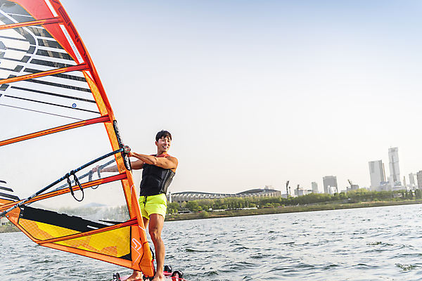 포토 JPG 주간 전신 남자 한명 미소 성인 취미 야외 옆모습 30대 한국인 윈드서핑 수상스포츠 승차 한강 여름스포츠 윈드서퍼 윈드서핑보드 성인남자한명만 국내포토 자연요소 1 스포츠 뷰포인트 모션 서울 표정 사람 동양인 장년 서퍼 랜드마크 남자한명만 성인남자만 파일형식 여름_계절