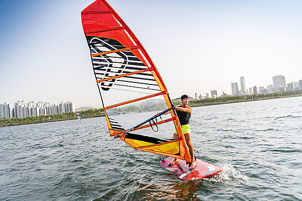 포토 JPG 주간 전신 남자 한명 성인 취미 야외 옆모습 30대 한국인 윈드서핑 수상스포츠 잡기 승차 한강 여름스포츠 윈드서퍼 윈드서핑보드 성인남자한명만 국내포토 자연요소 1 스포츠 뷰포인트 모션 서울 사람 동양인 장년 서퍼 랜드마크 남자한명만 성인남자만 파일형식 여름_계절