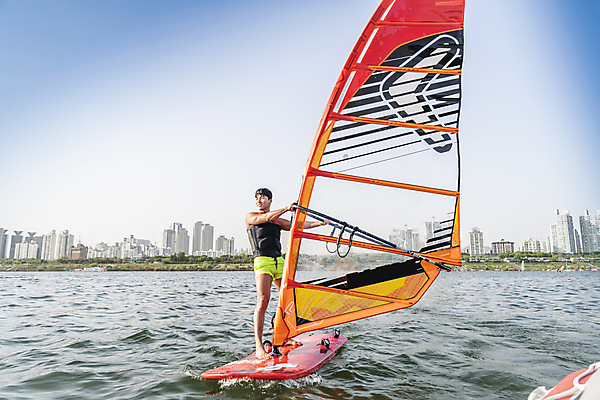 포토 JPG 주간 전신 남자 한명 성인 취미 야외 옆모습 30대 한국인 윈드서핑 수상스포츠 잡기 승차 한강 여름스포츠 윈드서퍼 윈드서핑보드 성인남자한명만 국내포토 자연요소 1 스포츠 뷰포인트 모션 서울 사람 동양인 장년 서퍼 랜드마크 남자한명만 성인남자만 파일형식 여름_계절
