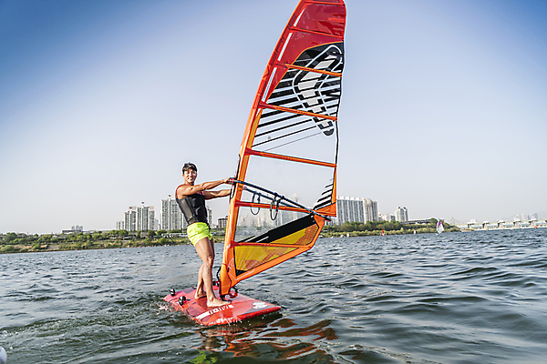 포토 JPG 주간 전신 남자 한명 성인 취미 야외 옆모습 30대 한국인 윈드서핑 수상스포츠 잡기 승차 한강 여름스포츠 윈드서퍼 윈드서핑보드 성인남자한명만 국내포토 자연요소 1 스포츠 뷰포인트 모션 서울 사람 동양인 장년 서퍼 랜드마크 남자한명만 성인남자만 파일형식 여름_계절