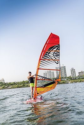 포토 JPG 주간 전신 남자 한명 성인 취미 야외 옆모습 30대 한국인 윈드서핑 수상스포츠 잡기 승차 한강 여름스포츠 윈드서퍼 윈드서핑보드 성인남자한명만 국내포토 자연요소 1 스포츠 뷰포인트 모션 서울 사람 동양인 장년 서퍼 랜드마크 남자한명만 성인남자만 파일형식 여름_계절