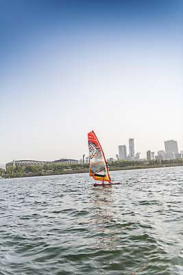 포토 JPG 주간 전신 남자 하늘 한명 성인 취미 야외 앞모습 30대 한국인 윈드서핑 수상스포츠 승차 한강 여름스포츠 윈드서퍼 윈드서핑보드 성인남자한명만 국내포토 자연요소 1 스포츠 뷰포인트 모션 서울 사람 동양인 장년 서퍼 랜드마크 남자한명만 성인남자만 파일형식 여름_계절