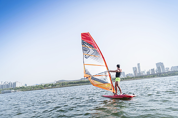 포토 JPG 주간 전신 남자 한명 성인 취미 야외 옆모습 뒷모습 30대 한국인 윈드서핑 수상스포츠 잡기 승차 한강 여름스포츠 윈드서퍼 윈드서핑보드 성인남자한명만 국내포토 자연요소 1 스포츠 뷰포인트 모션 서울 사람 동양인 장년 서퍼 랜드마크 남자한명만 성인남자만 파일형식 여름_계절