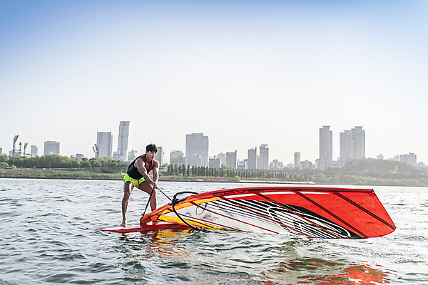 포토 JPG 주간 전신 남자 한명 성인 취미 야외 앞모습 옆모습 30대 한국인 윈드서핑 수상스포츠 당기기 승차 한강 준비 여름스포츠 윈드서퍼 윈드서핑보드 성인남자한명만 국내포토 자연요소 1 스포츠 뷰포인트 모션 서울 사람 동양인 장년 서퍼 랜드마크 남자한명만 성인남자만 파일형식 여름_계절