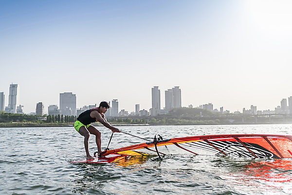 포토 JPG 주간 전신 남자 한명 성인 취미 야외 옆모습 30대 한국인 윈드서핑 수상스포츠 잡기 당기기 승차 한강 준비 여름스포츠 윈드서퍼 윈드서핑보드 성인남자한명만 국내포토 자연요소 1 스포츠 뷰포인트 모션 서울 사람 동양인 장년 서퍼 랜드마크 남자한명만 성인남자만 파일형식 여름_계절
