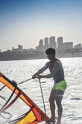 포토 JPG 주간 전신 남자 한명 서기 성인 취미 야외 옆모습 30대 한국인 윈드서핑 수상스포츠 잡기 한강 준비 역광 여름스포츠 윈드서퍼 윈드서핑보드 성인남자한명만 국내포토 자연요소 1 스포츠 뷰포인트 모션 서울 사람 동양인 장년 서퍼 랜드마크 남자한명만 성인남자만 파일형식 여름_계절