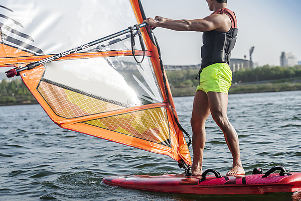 포토 JPG 주간 전신 남자 한명 서기 성인 취미 야외 옆모습 30대 한국인 윈드서핑 수상스포츠 잡기 한강 준비 여름스포츠 윈드서퍼 윈드서핑보드 성인남자한명만 국내포토 자연요소 1 스포츠 뷰포인트 모션 서울 사람 동양인 장년 서퍼 랜드마크 남자한명만 성인남자만 파일형식 여름_계절