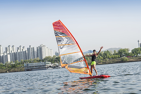 포토 JPG 주간 전신 남자 한명 서기 성인 취미 야외 옆모습 30대 손들기 한국인 윈드서핑 수상스포츠 승차 한강 손인사 여름스포츠 윈드서퍼 윈드서핑보드 성인남자한명만 국내포토 자연요소 1 스포츠 뷰포인트 모션 서울 사람 동양인 장년 인사 서퍼 랜드마크 남자한명만 성인남자만 파일형식 여름_계절