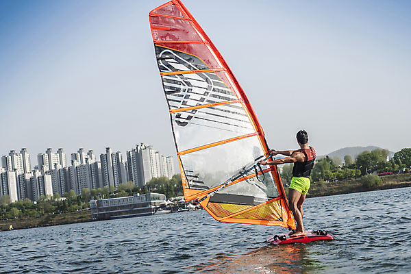 포토 JPG 주간 전신 남자 한명 서기 성인 취미 야외 뒷모습 30대 한국인 윈드서핑 수상스포츠 잡기 승차 한강 여름스포츠 윈드서퍼 윈드서핑보드 성인남자한명만 국내포토 자연요소 1 스포츠 뷰포인트 모션 서울 사람 동양인 장년 서퍼 랜드마크 남자한명만 성인남자만 파일형식 여름_계절