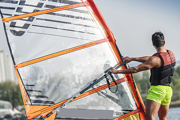 포토 JPG 주간 남자 한명 상반신 성인 취미 야외 뒷모습 30대 한국인 윈드서핑 수상스포츠 잡기 승차 한강 여름스포츠 윈드서퍼 윈드서핑보드 성인남자한명만 국내포토 자연요소 1 스포츠 뷰포인트 모션 서울 사람 동양인 장년 서퍼 랜드마크 남자한명만 성인남자만 파일형식 여름_계절