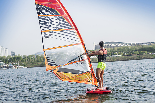 포토 JPG 주간 전신 남자 한명 서기 성인 취미 야외 뒷모습 30대 한국인 윈드서핑 수상스포츠 잡기 승차 한강 여름스포츠 윈드서퍼 윈드서핑보드 성인남자한명만 국내포토 자연요소 1 스포츠 뷰포인트 모션 서울 사람 동양인 장년 서퍼 랜드마크 남자한명만 성인남자만 파일형식 여름_계절