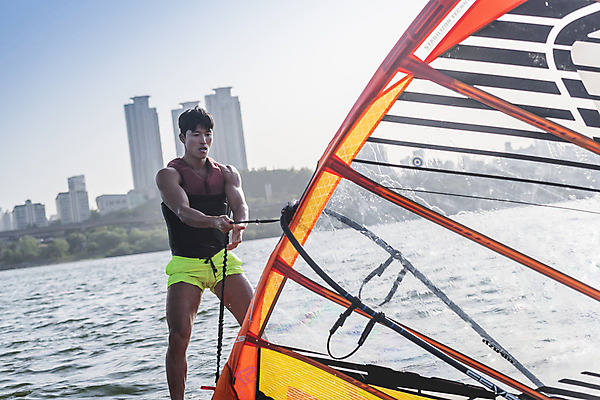포토 JPG 주간 남자 한명 상반신 성인 취미 야외 앞모습 30대 한국인 윈드서핑 수상스포츠 잡기 당기기 집중 한강 여름스포츠 윈드서퍼 윈드서핑보드 성인남자한명만 국내포토 자연요소 1 스포츠 뷰포인트 컨셉 모션 서울 사람 동양인 장년 서퍼 랜드마크 남자한명만 성인남자만 파일형식 여름_계절