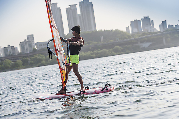 포토 JPG 주간 전신 남자 한명 서기 성인 취미 야외 옆모습 30대 한국인 윈드서핑 수상스포츠 잡기 승차 한강 여름스포츠 윈드서퍼 윈드서핑보드 성인남자한명만 국내포토 자연요소 1 스포츠 뷰포인트 모션 서울 사람 동양인 장년 서퍼 랜드마크 남자한명만 성인남자만 파일형식 여름_계절