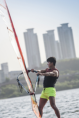 포토 JPG 주간 남자 한명 상반신 성인 취미 야외 앞모습 옆모습 30대 한국인 윈드서핑 수상스포츠 잡기 한강 여름스포츠 윈드서퍼 윈드서핑보드 성인남자한명만 국내포토 자연요소 1 스포츠 뷰포인트 모션 서울 사람 동양인 장년 서퍼 랜드마크 남자한명만 성인남자만 파일형식 여름_계절