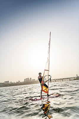 포토 JPG 주간 전신 남자 하늘 한명 서기 성인 취미 야외 옆모습 30대 한국인 윈드서핑 수상스포츠 잡기 승차 한강 여름스포츠 윈드서퍼 윈드서핑보드 성인남자한명만 국내포토 자연요소 1 스포츠 뷰포인트 모션 서울 사람 동양인 장년 서퍼 랜드마크 남자한명만 성인남자만 파일형식 여름_계절