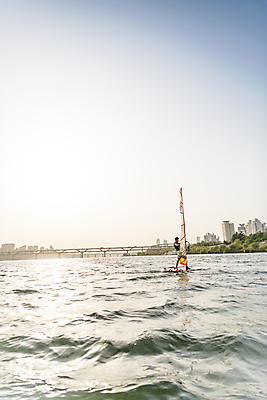 포토 JPG 주간 전신 남자 하늘 한명 성인 취미 야외 옆모습 30대 한국인 윈드서핑 수상스포츠 승차 한강 여름스포츠 윈드서퍼 윈드서핑보드 성인남자한명만 국내포토 자연요소 1 스포츠 뷰포인트 모션 서울 사람 동양인 장년 서퍼 랜드마크 남자한명만 성인남자만 파일형식 여름_계절