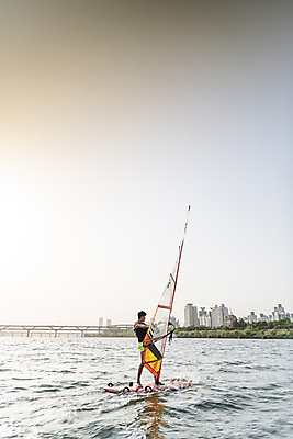 포토 JPG 주간 전신 남자 한명 서기 성인 취미 야외 옆모습 30대 한국인 윈드서핑 수상스포츠 승차 한강 여름스포츠 윈드서퍼 윈드서핑보드 성인남자한명만 국내포토 자연요소 1 스포츠 뷰포인트 모션 서울 사람 동양인 장년 서퍼 랜드마크 남자한명만 성인남자만 파일형식 여름_계절