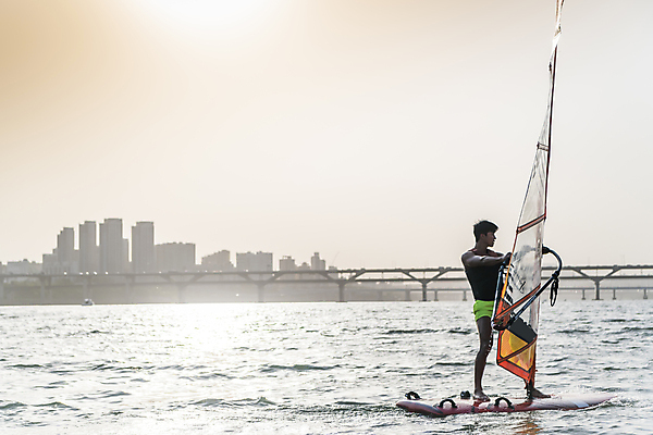 포토 JPG 주간 전신 남자 한명 서기 성인 취미 야외 옆모습 30대 한국인 윈드서핑 수상스포츠 잡기 승차 한강 여름스포츠 윈드서퍼 윈드서핑보드 성인남자한명만 국내포토 자연요소 1 스포츠 뷰포인트 모션 서울 사람 동양인 장년 서퍼 랜드마크 남자한명만 성인남자만 파일형식 여름_계절