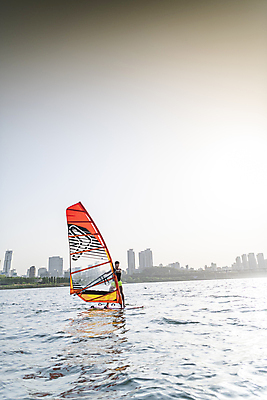 포토 JPG 주간 전신 남자 하늘 한명 서기 성인 취미 야외 앞모습 30대 한국인 윈드서핑 수상스포츠 승차 한강 여름스포츠 윈드서퍼 윈드서핑보드 성인남자한명만 국내포토 자연요소 1 스포츠 뷰포인트 모션 서울 사람 동양인 장년 서퍼 랜드마크 남자한명만 성인남자만 파일형식 여름_계절