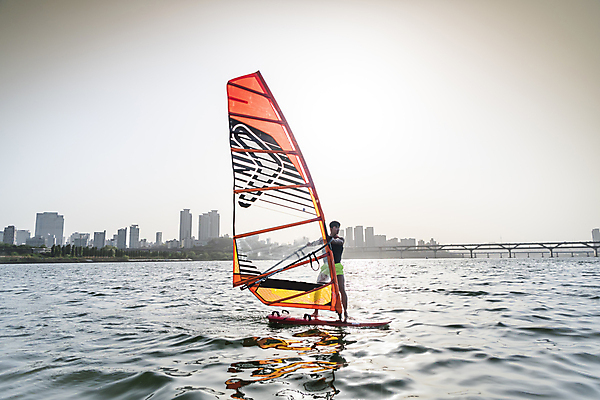 포토 JPG 주간 전신 남자 한명 서기 성인 취미 야외 앞모습 30대 한국인 윈드서핑 수상스포츠 승차 한강 여름스포츠 윈드서퍼 윈드서핑보드 성인남자한명만 국내포토 자연요소 1 스포츠 뷰포인트 모션 서울 사람 동양인 장년 서퍼 랜드마크 남자한명만 성인남자만 파일형식 여름_계절