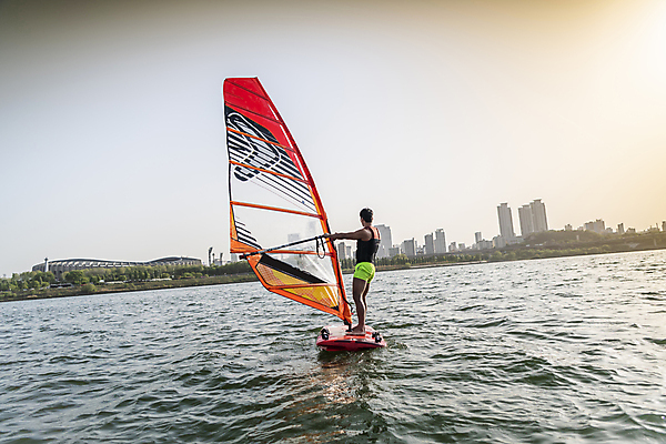 포토 JPG 주간 전신 남자 한명 서기 성인 취미 야외 옆모습 30대 한국인 윈드서핑 수상스포츠 잡기 승차 한강 여름스포츠 윈드서퍼 윈드서핑보드 성인남자한명만 국내포토 자연요소 1 스포츠 뷰포인트 모션 서울 사람 동양인 장년 서퍼 랜드마크 남자한명만 성인남자만 파일형식 여름_계절