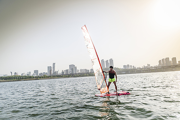 포토 JPG 주간 전신 남자 한명 서기 성인 취미 야외 앞모습 30대 한국인 윈드서핑 수상스포츠 잡기 승차 한강 여름스포츠 윈드서퍼 윈드서핑보드 성인남자한명만 국내포토 자연요소 1 스포츠 뷰포인트 모션 서울 사람 동양인 장년 서퍼 랜드마크 남자한명만 성인남자만 파일형식 여름_계절