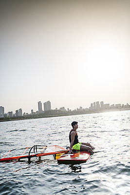 포토 JPG 주간 남자 휴식 한명 앉기 상반신 성인 취미 야외 옆모습 30대 한국인 윈드서핑 수상스포츠 한강 여름스포츠 윈드서퍼 윈드서핑보드 성인남자한명만 국내포토 자연요소 1 스포츠 뷰포인트 컨셉 모션 서울 사람 동양인 장년 서퍼 랜드마크 남자한명만 성인남자만 파일형식 여름_계절