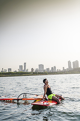 포토 JPG 주간 남자 휴식 한명 앉기 상반신 성인 취미 야외 옆모습 30대 한국인 윈드서핑 수상스포츠 한강 여름스포츠 윈드서퍼 윈드서핑보드 성인남자한명만 국내포토 자연요소 1 스포츠 뷰포인트 컨셉 모션 서울 사람 동양인 장년 서퍼 랜드마크 남자한명만 성인남자만 파일형식 여름_계절