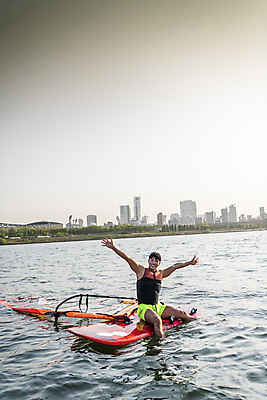 포토 JPG 주간 남자 팔벌리기 휴식 한명 웃음 앉기 상반신 성인 취미 야외 앞모습 30대 만세 한국인 윈드서핑 수상스포츠 즐거움 한강 여름스포츠 윈드서퍼 윈드서핑보드 성인남자한명만 국내포토 자연요소 1 감정 스포츠 뷰포인트 컨셉 모션 서울 표정 사람 동양인 장년 서퍼 랜드마크 남자한명만 성인남자만 파일형식 여름_계절