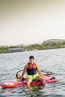 포토 JPG 주간 남자 휴식 한명 웃음 앉기 상반신 성인 취미 야외 앞모습 30대 한국인 윈드서핑 수상스포츠 즐거움 한강 여름스포츠 윈드서퍼 윈드서핑보드 성인남자한명만 국내포토 자연요소 1 감정 스포츠 뷰포인트 컨셉 모션 서울 표정 사람 동양인 장년 서퍼 랜드마크 남자한명만 성인남자만 파일형식 여름_계절