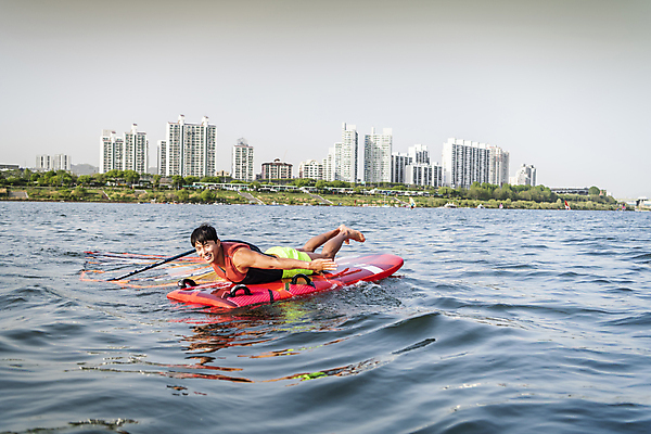 포토 JPG 주간 전신 응시 남자 엎드리기 이동 한명 미소 웃음 성인 취미 야외 옆모습 30대 수영 한국인 윈드서핑 수상스포츠 즐거움 한강 여름스포츠 윈드서퍼 윈드서핑보드 성인남자한명만 국내포토 자연요소 1 시선 감정 스포츠 뷰포인트 컨셉 모션 서울 표정 사람 동양인 장년 서퍼 랜드마크 남자한명만 성인남자만 파일형식 여름_계절