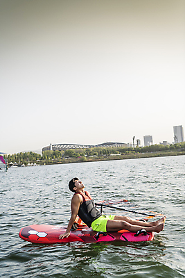 포토 JPG 주간 전신 남자 휴식 한명 앉기 성인 취미 야외 옆모습 30대 한국인 올려보기 윈드서핑 수상스포츠 한강 여름스포츠 윈드서퍼 윈드서핑보드 성인남자한명만 국내포토 자연요소 1 스포츠 뷰포인트 컨셉 모션 서울 사람 동양인 장년 서퍼 랜드마크 남자한명만 성인남자만 파일형식 여름_계절