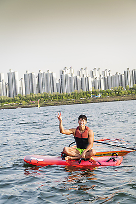 포토 JPG 주간 전신 남자 휴식 한명 웃음 앉기 성인 취미 야외 앞모습 30대 한국인 윈드서핑 수상스포츠 즐거움 한강 브이 여름스포츠 윈드서퍼 윈드서핑보드 성인남자한명만 국내포토 자연요소 1 감정 스포츠 뷰포인트 컨셉 모션 서울 표정 사람 동양인 손짓 장년 서퍼 랜드마크 남자한명만 성인남자만 파일형식 여름_계절