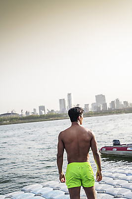 포토 JPG 주간 응시 남자 수영복 상의탈의 한명 서기 상반신 성인 야외 뒷모습 30대 한국인 한강 성인남자한명만 국내포토 자연요소 1 시선 옷 뷰포인트 모션 서울 탈의 사람 동양인 장년 랜드마크 남자한명만 성인남자만 파일형식