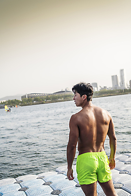 포토 JPG 주간 응시 남자 수영복 상의탈의 한명 서기 상반신 성인 야외 뒷모습 30대 한국인 한강 성인남자한명만 국내포토 자연요소 1 시선 옷 뷰포인트 모션 서울 탈의 사람 동양인 장년 랜드마크 남자한명만 성인남자만 파일형식