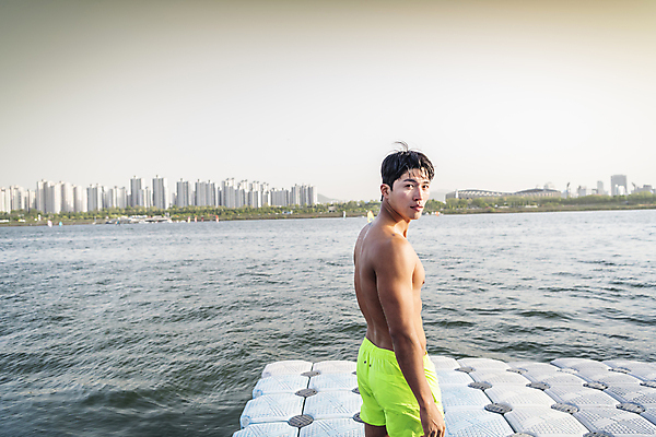 포토 JPG 주간 응시 남자 수영복 상의탈의 한명 상반신 성인 야외 옆모습 30대 한국인 뒤돌아보기 한강 성인남자한명만 국내포토 자연요소 1 시선 옷 뷰포인트 모션 서울 탈의 사람 동양인 장년 랜드마크 남자한명만 성인남자만 파일형식