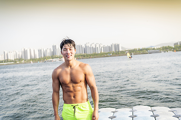 포토 JPG 주간 응시 남자 수영복 상의탈의 한명 미소 웃음 상반신 성인 야외 앞모습 30대 한국인 한강 성인남자한명만 국내포토 자연요소 1 시선 옷 뷰포인트 서울 탈의 표정 사람 동양인 장년 랜드마크 남자한명만 성인남자만 파일형식