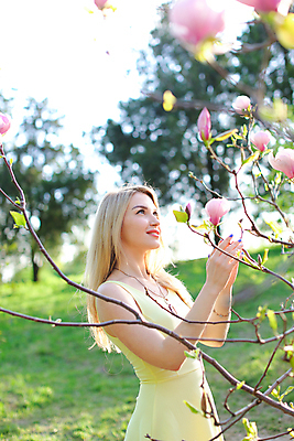 포토 JPG 해외이미지 나무 식물 백인 라이프스타일 긴머리 계절 공원 여자 꽃잎 꽃 행복 유럽 한명 미소 사람 성인 빛 청춘 금발 정원 맑음 봄 벚꽃 나뭇가지 개화 만족 부드러움 목련 해외포토 서양인 1 헤어스타일 공공시설 감정 나라 컨셉 날씨 표정 생활 감각 파일형식 이미지허브