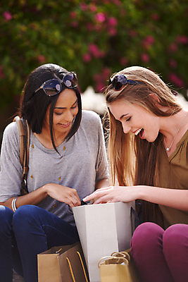 포토 JPG 해외이미지 주간 응시 여자 행복 함께함 미소 상반신 20대 성인 야외 두명 앞모습 친구 쇼핑 청춘 선글라스 쇼핑백 즐거움 흥분 성인여자만 해외포토 자연요소 시선 감정 안경 뷰포인트 컨셉 가방 관계 표정 사람 청년 여자만 성인만 파일형식 이미지허브