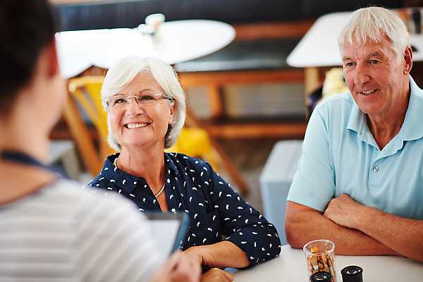 포토 JPG 해외이미지 커플 응시 여자 노년 남자 행복 함께함 실내 상반신 성인 두명 앞모습 뒷모습 아웃포커스 세명 상점 노부부 소프트포커스 서비스 노인만 해외포토 부부 시선 감정 뷰포인트 컨셉 관계 촬영기법 사람 내부 성인만 파일형식 이미지허브
