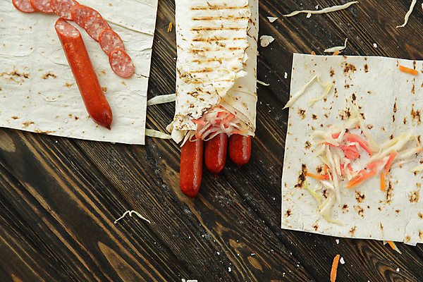 포토 JPG 해외이미지 사람없음 당근 소시지 지저분함 양배추 슬라이스 케밥 양배추샐러드 피타 나무배경 해외포토 음식 빵 백그라운드 채소 뿌리채소 샐러드 감각 가공식품 파일형식 이미지허브