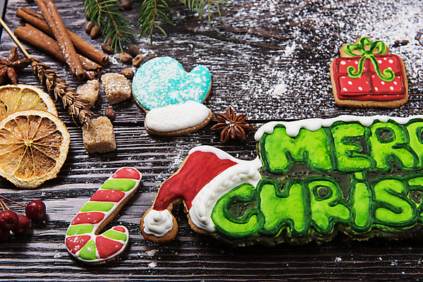 포토 JPG 해외이미지 크리스마스 산타모자 실내 사람없음 선물상자 쿠키 건과일 지팡이모양 진저쿠키 나무배경 해외포토 모양 모자_잡화 기념일 백그라운드 과일 디저트 건조 선물 내부 상자 파일형식 이미지허브