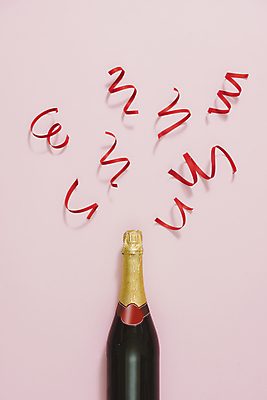 포토 JPG 해외이미지 리본 실내 사람없음 파티 축하 생일 즐거움 샴페인병 분홍색배경 해외포토 기념일 감정 분홍색 백그라운드 컨셉 술병 이벤트 내부 샴페인 파일형식 이미지허브