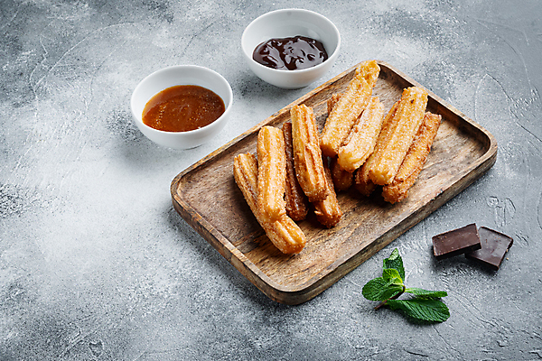 포토 JPG 해외이미지 회색배경 디저트 실내 사람없음 초콜릿 나무쟁반 츄러스 해외포토 음식 백그라운드 쟁반 내부 목재 회색 파일형식 이미지허브