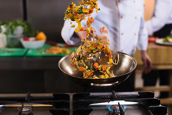 포토 JPG 해외이미지 남자 음식 실내 요리 한명 들기 상반신 성인 앞모습 주방 요리사 성인남자한명만 웍 해외포토 직업 1 뷰포인트 모션 주방용품 사람 내부 남자한명만 성인남자만 파일형식 이미지허브