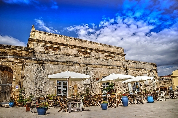 포토 JPG 해외이미지 주간 건축물 꽃 화분 의자 건축양식 탁자 하늘 사람없음 야외 이탈리아 파라솔 빈티지 해외포토 자연요소 식물 건축 유럽 가구 컨셉 파일형식 이미지허브