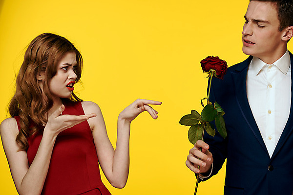 포토 JPG 해외이미지 백인 커플 여자 남자 포옹 미소 들기 상반신 성인 두명 장미 낭만 우아함 성인만 해외포토 서양인 꽃 컨셉 관계 안기 모션 표정 사람 파일형식 이미지허브