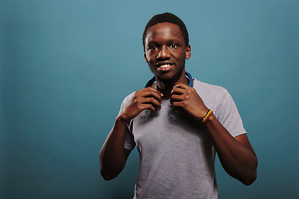 포토 JPG 해외이미지 남자 흑인 실내 한명 웃음 상반신 성인 앞모습 헤드셋 잡기 즐거움 성인남자한명만 해외포토 서양인 1 감정 뷰포인트 음향기기 모션 표정 사람 내부 헤드폰 남자한명만 성인남자만 파일형식 이미지허브